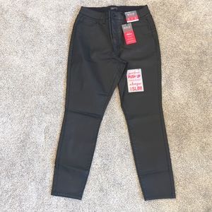Curvy Skinny Jeans - BOLD Elements